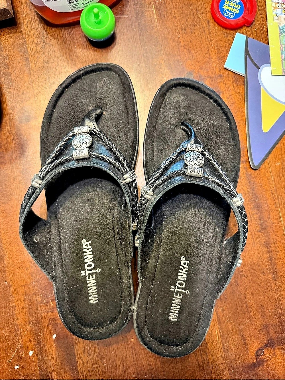 Minnetonka Silverthorne Black Sandals US 7